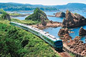 リゾートしらかみ号 日本海沿いを走る様子